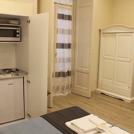 Da Polly A Piazza Amedeo Bed & Breakfast Napoli Ngoại thất bức ảnh