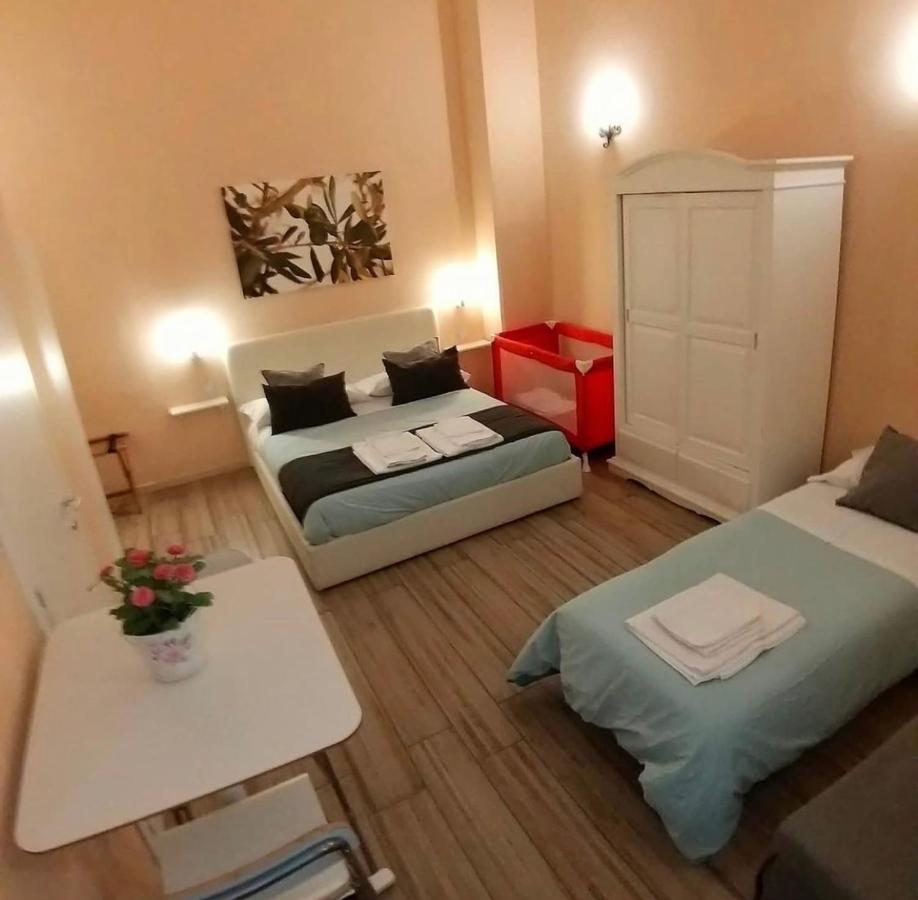 Da Polly A Piazza Amedeo Bed & Breakfast Napoli Ngoại thất bức ảnh