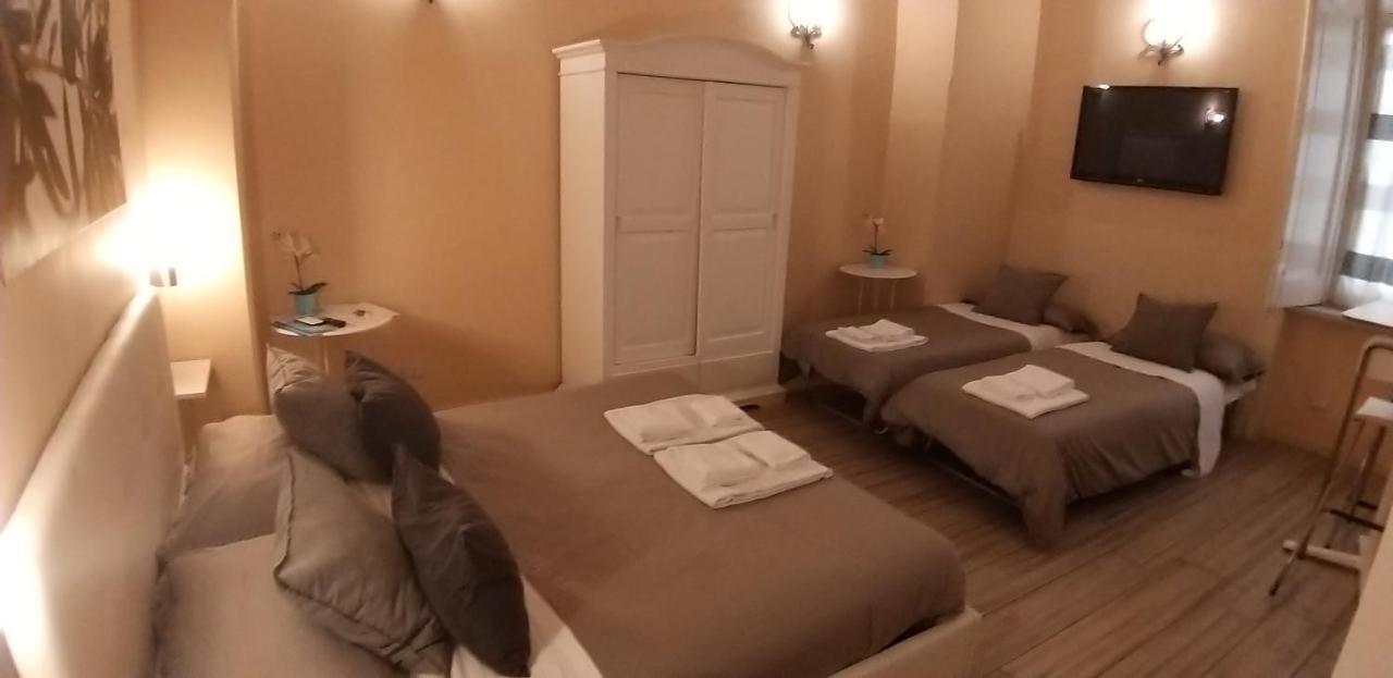 Da Polly A Piazza Amedeo Bed & Breakfast Napoli Ngoại thất bức ảnh