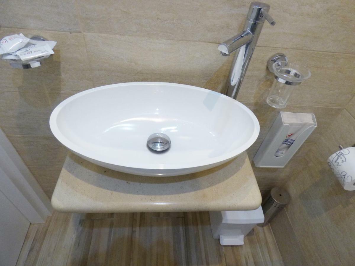 Da Polly A Piazza Amedeo Bed & Breakfast Napoli Ngoại thất bức ảnh