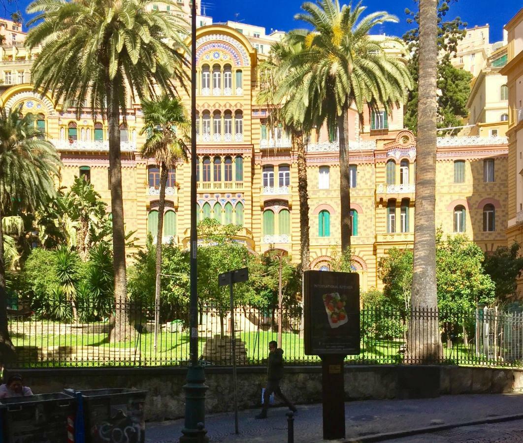 Da Polly A Piazza Amedeo Bed & Breakfast Napoli Ngoại thất bức ảnh