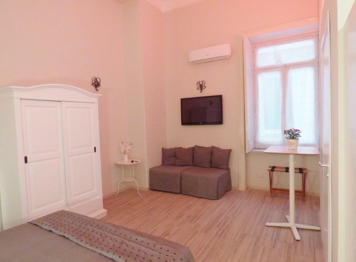 Da Polly A Piazza Amedeo Bed & Breakfast Napoli Ngoại thất bức ảnh