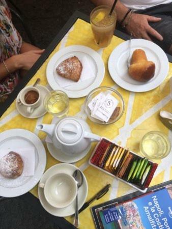 Da Polly A Piazza Amedeo Bed & Breakfast Napoli Ngoại thất bức ảnh