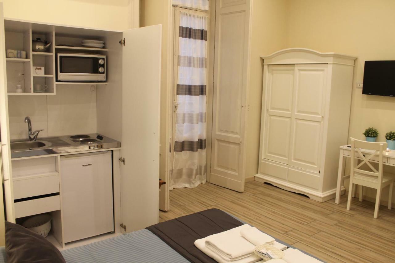 Da Polly A Piazza Amedeo Bed & Breakfast Napoli Ngoại thất bức ảnh