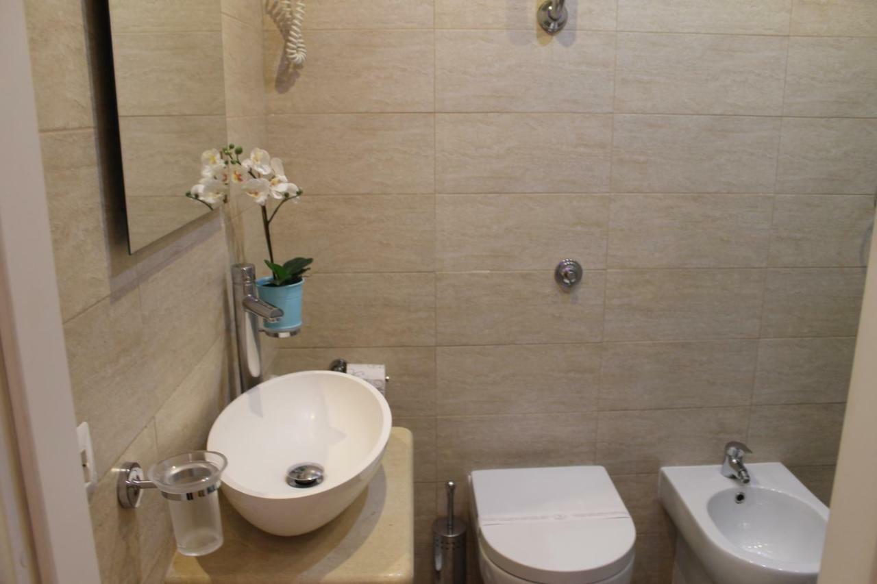Da Polly A Piazza Amedeo Bed & Breakfast Napoli Ngoại thất bức ảnh
