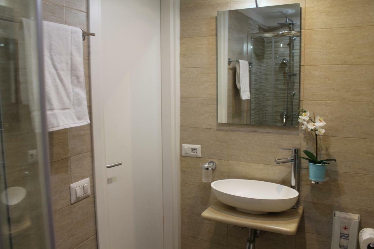 Da Polly A Piazza Amedeo Bed & Breakfast Napoli Ngoại thất bức ảnh