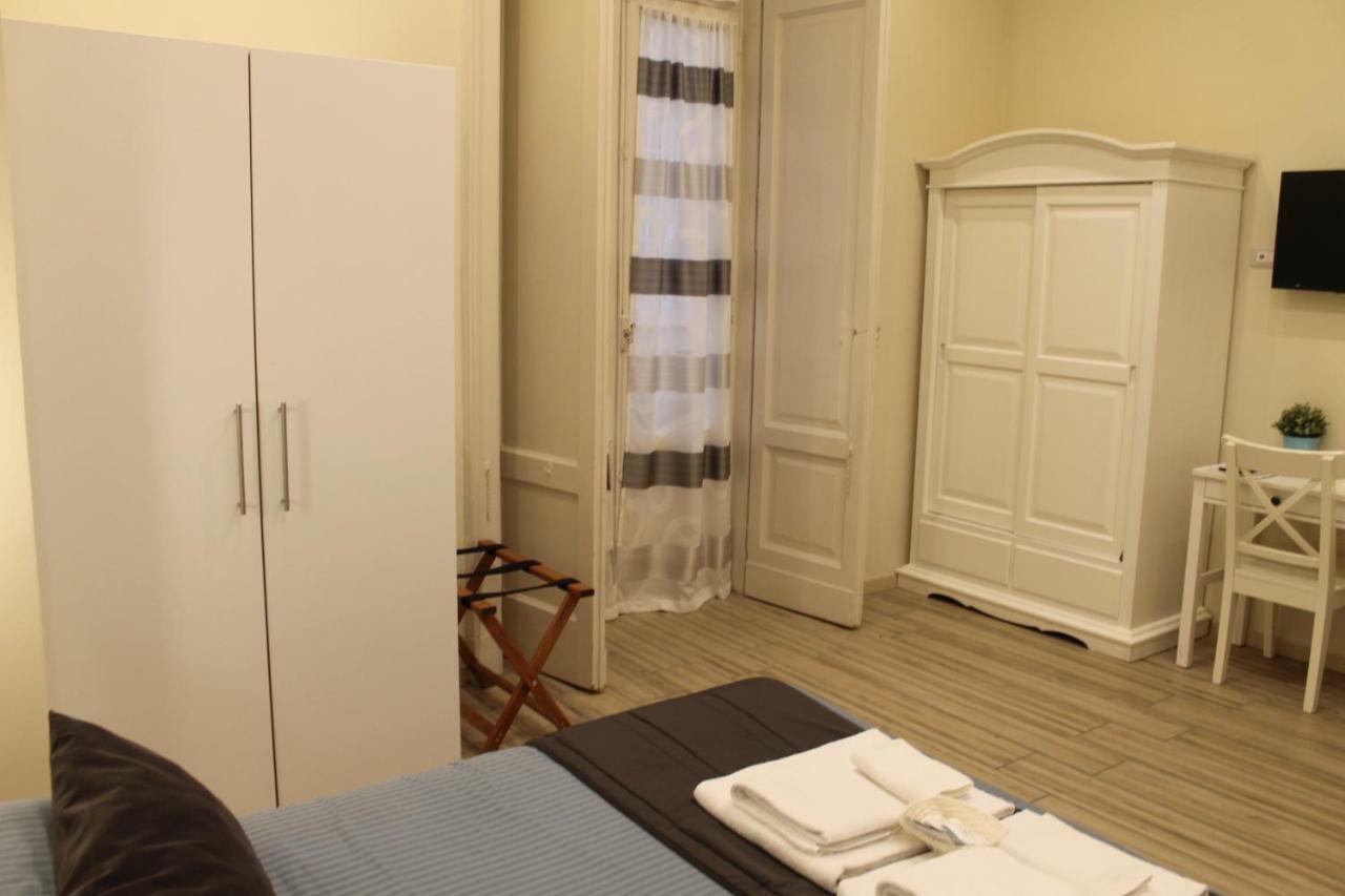 Da Polly A Piazza Amedeo Bed & Breakfast Napoli Ngoại thất bức ảnh